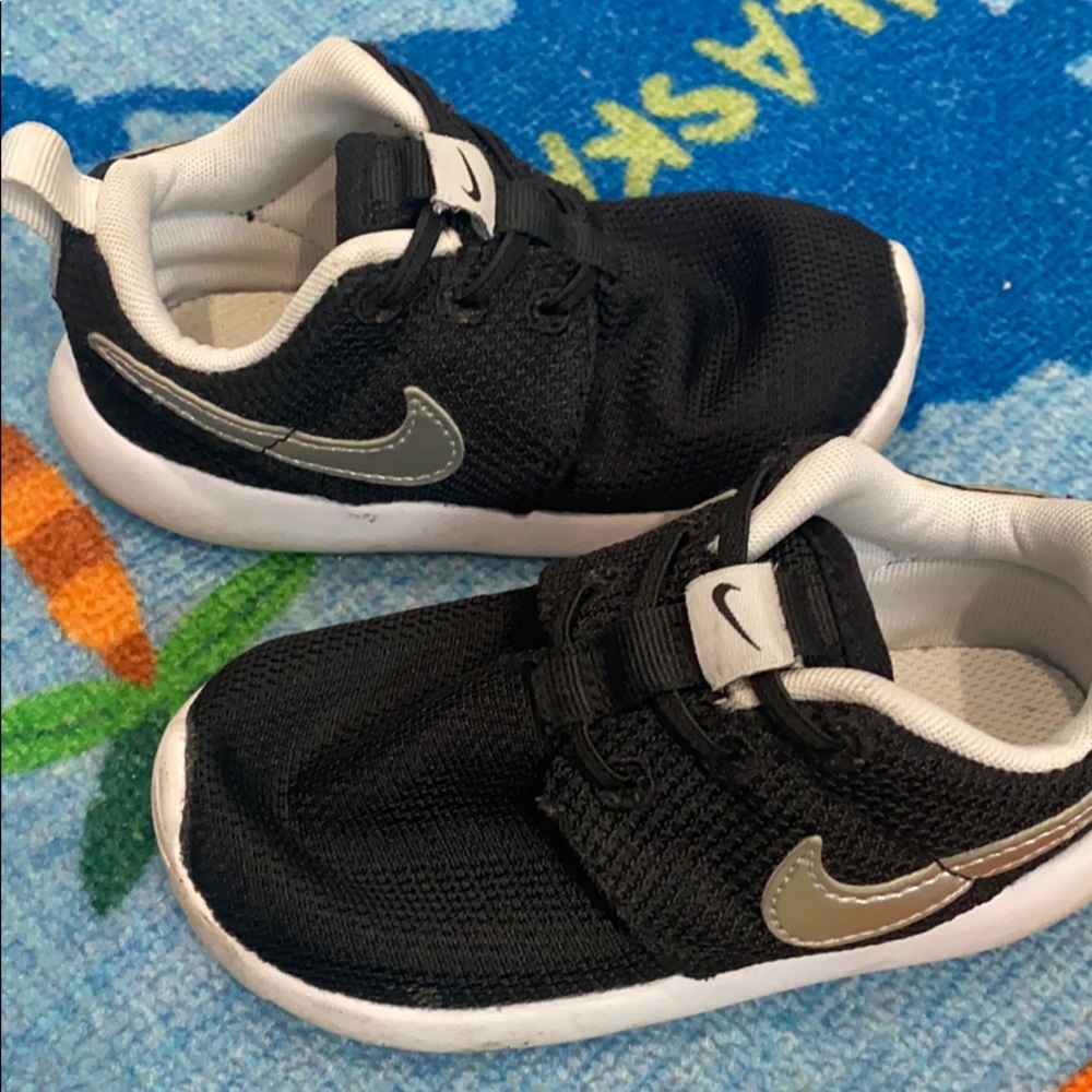 Good condition unisex baby Nike Roshe